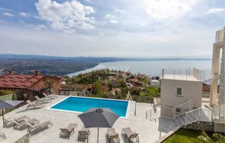 OPATIJA, BREGI - pritličje stanovanje 153m2, DB+3S s panoramskim pogledom na morje in bazenom