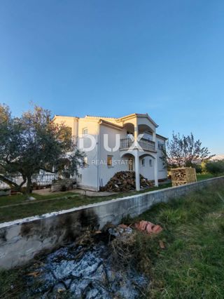 ZADAR, VRSI - Hiša z velikim apartmajem, tremi apartmaji in prostornim dvoriščem z oljkami!