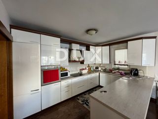 ŠIBENIK, VODICE - Čudovita samostojna hiša v Vodicah!