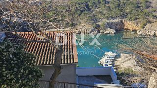 OTOK KRK - Hiša z dvoriščem in pogledom na morje, v srcu romantičnega Vrbnika