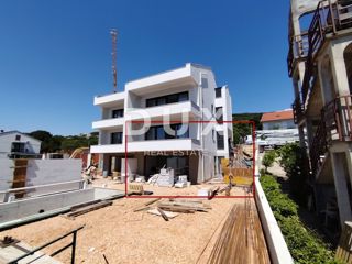 CRIKVENICA, DRAMALJ - Dvoetažno stanovanje z bazenom v novogradnji le 300 metrov od morja!