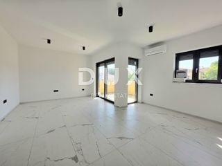 ISTRA, ŠTINJAN - Popolna kombinacija luksuza in udobja, stanovanje z 2 spalnicama in lastno garažo, le 500 m od urejenih plaž in dolgih sprehodov ob morju