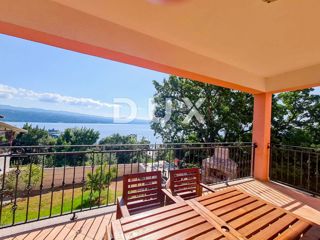 OPATIJA, CENTER - atraktivno stanovanje s pogledom na morje, vrtom in zasebnim vhodom