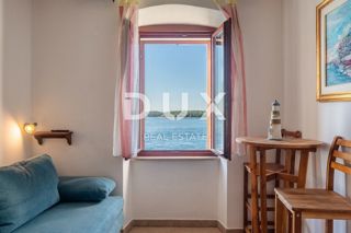 ISTRA, ROVINJ - Stanovanje z 1 spalnico in 1 kopalnico v prvi vrsti ob morju z zasebno plažo