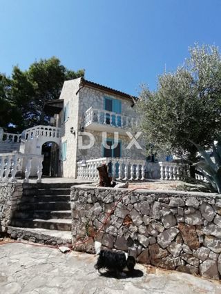 OTOK ŠOLTA - Čudovita kamnita hiša s pogledom na morje