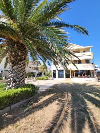 PRIVLAKA, ZADAR - EKSKLUZIVNA PRILOŽNOST - Apartma v 1. vrsti do morja!