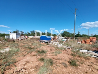 ZADAR, NINSKI STANOVI - Zemljišče z gradbenim dovoljenjem za vilo z bazenom in pomožnim objektom!