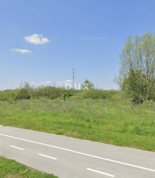 PUHOVO - Gradbeno zemljišče za komercialne namene