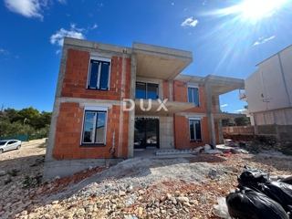 ŠIBENIK, BRODARICA - Atraktivno stanovanje z vrtom v novogradnji, 250 m od morja, čudovit pogled na morje in otok Krapanj