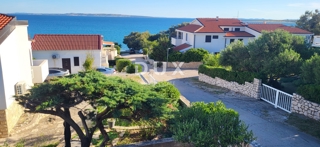 OTOK PAG, KOŠLJUN - družinska hiša ob morju