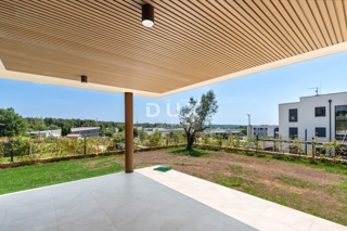 ISTRA, NOVIGRAD - Stanovanje z vrtom v moderni novogradnji