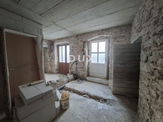 ISTRA, BALE - hiša in pomožni objekt v središču mesta