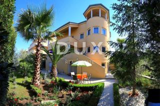 ZADAR, BORIK - PRILOŽNOST! Vila s 4 prostornimi apartmaji in pogledom na morje!