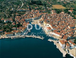 OTOK CRES, MESTO CRES - staro mestno jedro, restavracija, dvonadstropno stanovanje, apartmaji