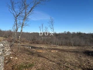 ISTRA, BARBAN - Prostorna parcela, obdana z naravo