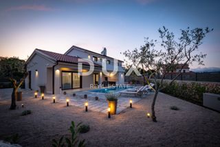 OTOK KRK, okolica mesta Krk - Luksuzna vila v novogradnji na mirni lokaciji