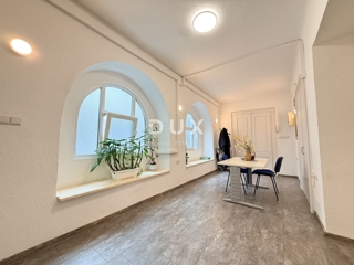 RIJEKA, KORZO - Poslovni prostor s 3 sobami, kopalnico in straniščem