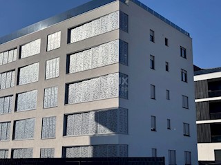 ZADAR, VIDIKOVAC - Stanovanje v novogradnji z vrtom in garažo