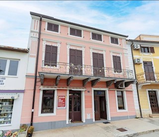 CRIKVENICA - čudovita hiša v središču Crikvenice z dvema poslovnima prostoroma