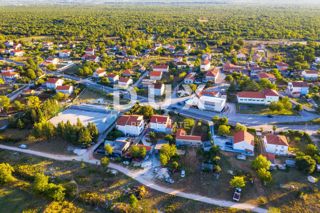 ZADAR, BRIŠEVO - Kmetijsko zemljišče ob glavni cesti 10€/m2! Priložnost!