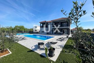 ZADAR, MURVICA - Vila z bazenom in velikim vrtom!