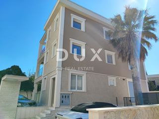OTOK PAG, NOVALJA (CENTER) - Samostojna hiša s tremi apartmaji in bazenom