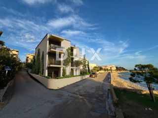 OTOK PAG, MANDRE - ekskluzivno stanovanje v novogradnji s teraso in vrtom, tik ob obali in s panoramskim pogledom na morje