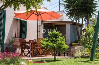 MALI LOŠINJ - Dva apartmaja z vrtom in teraso le 130 metrov od morja
