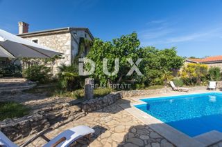 OTOK KRK, MESTO KRK (okolica) - Redkost! Nepremičnina z avtohtonimi kamnitimi hišami, bazeni in mediteranskim vrtom