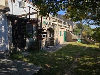 OTOK RAB, BANJOL - Kamnita vrstna hiša s panoramskim razgledom