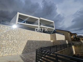 CRIKVENICA, JADRANOVO - luksuzna polpritlična hiša z bazenom, 143m2