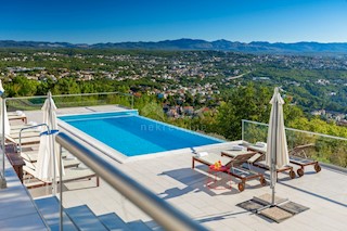 OPATIJA, BREGI- Čudovita vila s štirimi velikimi apartmaji in očarljivim pogledom na Kvarnerski zaliv v naravnem okolju