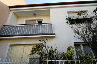 ISTRA, PULA Hiša z dvema apartmajema in dvoriščem! Potencial za gradnjo!