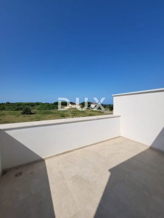ZADAR, PRIVLAKA - Vrstna hiša z bazenom 100 metrov od morja