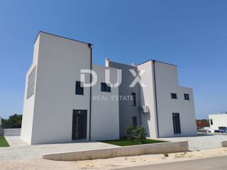 ZADAR, VRSI - Hiša dvojček z zasebnim bazenom in ogromno teraso s pogledom na morje!