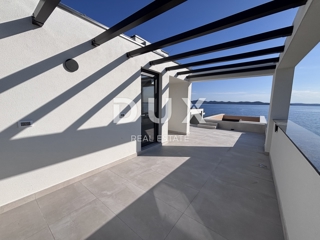 ZADAR, KOŽINO - Edinstven penthouse 100 metrov od plaže s spektakularnim pogledom na morje in ogrevanim bazenom na strešni terasi! S4