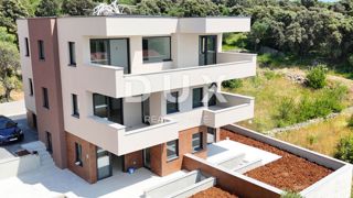 NOVALJA, JAKIŠNICA - Apartma 60m2 v prvem nadstropju s čudovitim pogledom na morje