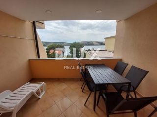 OTOK PAG, NOVALJA - Apartma s pogledom na morje le 50 metrov od morja