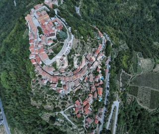 ISTRA, MOTOVUN - Avtentična priložnost v srcu Motovuna - kamnita vrsta z vrtom in dih jemajočim razgledom