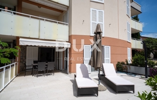 NOVI VINODOLSKI - apartma s čudovito teraso 100 m od morja