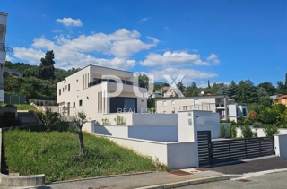 OPATIJA, LOVRAN - luksuzna vila z dvema stanovanjskima enotama in bazenom, 300 m od morja