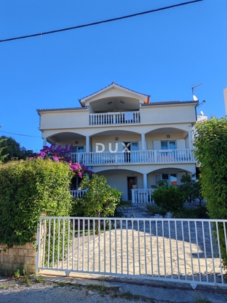 ZADAR, PETRČANE - Hiša s 3 velikimi apartmaji in čudovitim pogledom na morje! Punta Skala!