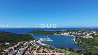 ISTRA, BANJOLE (Volme) - Samo v naši ponudbi je družinska vila z garažami in tremi apartmaji!