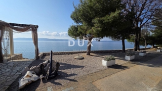 NOVI VINODOLSKI – Elegantna hiša 191 m2, 40 m od morja