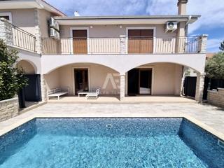 Krk, okolica – Moderna mediteranska dvojna vila z bazenom in pogledom na morje  ID 640