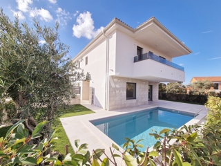 Malinska, moderna hiša dvojček z bazenom! ID 633