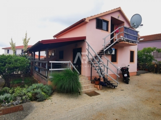 Dobrinj, okolica, dvojček s tremi apartmaji! Priložnost! ID 10