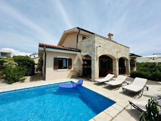 Detached stone house with a pool near the sea in Linardići - ID 573
