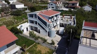Hiša s 6 apartmaji in pomožnim objektom