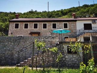 Bribir, dve povezani hiši z velikim dvoriščem na mirni lokaciji